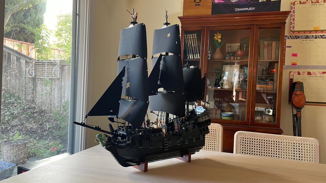 Warum bezeichnen viele Sammler das LEGO® Piratenschiff 10365 als „Black Pearl“?