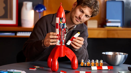 Wie lässt sich das LEGO®-Set „Die Mondrakete von Tim und Struppi“ (21367) an der Wand präsentieren?